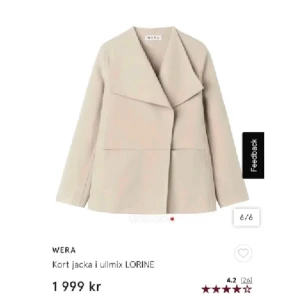 Beige kort jacka i ullmix från WERA - Beige kort jacka från WERA i ullmix. Köptes för 2000kr men vill bara bli av med den då jag flyttar och där av går jag ner till 400kr. Storlek 36, men passar även 38. Väldigt fin till våren!!☀️