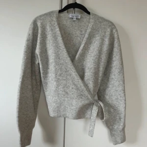 Grå omlottkofta från &otherstories🩷👌 - Den är i storlek XS och har inga hål/defekter och den är inte heller knopprig🩷