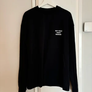 ”NOT FROM PARIS MADAME” Tröja från Drôle de Monsieur - Svart tunnare långärmad tröja lite oversized från Drôle de Monsieur strö S. Använd men i mycket bra skick. Skön tröja med tydligt tryck. Köpt på Jupiter i Stockholm. Sitter bra på mig som är 182cm och 85kg 