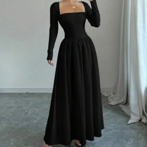 svart långklänning med fyrkantig urringning - svart långklänning med fyrkantig urringning. julklapp från shein som var fel storlek. enbart testad. kontakta mig för fler bilder eller andra frågor!! original pris 239kr. 