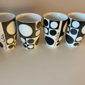 4 st Svartvita muggar med cirkelmönster - Säljer ett set med fyra termomuggar som håller värmen bra och man bränner sig heller inte. Värmen går inte igenom alls .  stilrena svartvita muggar dekorerade med ett modernt cirkelmönster. Perfekta för kaffe eller te och ger en trendig touch till köket. Muggarna har en slät yta och är bekväma att hålla i. Passar utmärkt för både vardag och speciella tillfällen. 2 av muggarna har fått lite blek färg pga diskmaskin. Även en rand i ena som kanske går bort med ättika Se bild 