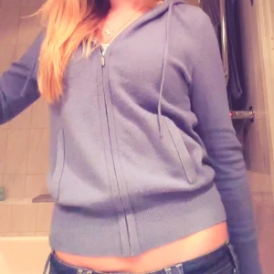 Blå hoodie med dragkedja - Kan tänka mig att byta eller sälja. Säljer för 850 då den är lite nopprig 