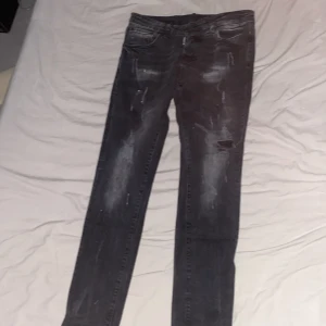 Dsquared2 byxor - Svarta byxor mycket bra pris äkta Dsquared. Väldigt bra sick knappt använda 