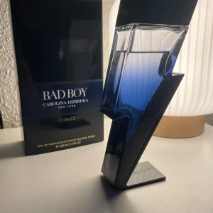 Bad Boy Cobalt Carolina Herrera 100 ml - Säljer en flaska Bad Boy Cobalt från Carolina Herrera. Parfymen är Eau de Parfum och innehåller 100 ml. Skulle säga att det är lite mer än 80 % kvar i flaskan. Köpt ny för 1200 kr. 