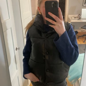 Väst från Zara - Svart väst från zara, använd endast ett par gånger.