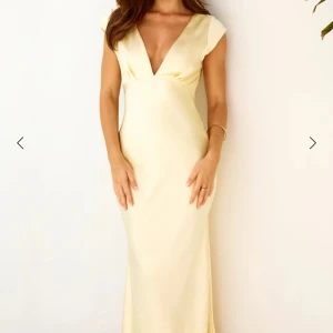 Ljusgul långklänning med v-ringning - Elegant ljusgul långklänning med djup v-ringning och korta ärmar. Klänningen har en figurnära passform och är tillverkad i ett glansigt material som ger en lyxig känsla. Perfekt för balen ☺️☺️nypris 1800
