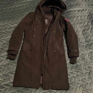 Svart parkajacka från Canada Goose - Säljer en svart parkajacka frăn Canada Goose med päls pả huvan som gär att ta av. Nypris är 15-20 tusen och säljer för 5500:-. Jag kan tänka mig att gå ner lite i pris vid en smidig affär, storleken är XS men den passar även S