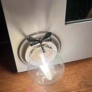 Silverfärgad ring med trollslända - Elegant silverfärgad ring prydd med en detaljerad trollslända på toppen. Perfekt för att ge en unik touch till din stil. Passar bra till både vardag och speciella tillfällen. Från Lyla💖🥂