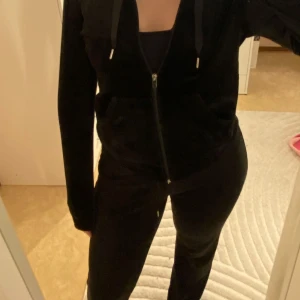 Gina tricot mjukis set - Gosig svart hoodie med dragkedja och huva, tillsammans med matchande svarta utsvängda mjukis byxor. Kofta i xs och byxor i s 