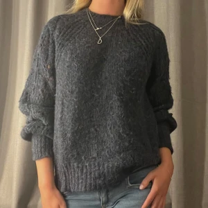 Mörkblå stickad tröja - Mörkblå stickad tröja från Kappahl med dekoration i ärmarna. Kontakta vid intresse eller andra frågor!⚡️