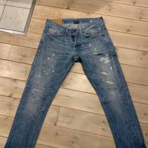 Super snygga Dondup jeans!! - Säljer ett par ljus blåa dondup jeans med slitningar. De är en storlek 32/30 . Super bra skick och nästan aldrig använda! Skriv för mer info