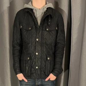 Quiltad jacka från Barbour  - Hej! Säljer denna riktigt feta quiltade jackan från Barbour! Mucket gott skick, förutom att den är lite sliten i armen, syns på bilden! Nypris ligger på 3000kr, säljer den för 499kr! Pris alltid diskuterbart vid snabb affär! Vid minsta fråga tveka inte att kontakta mig! //JeansLabbet