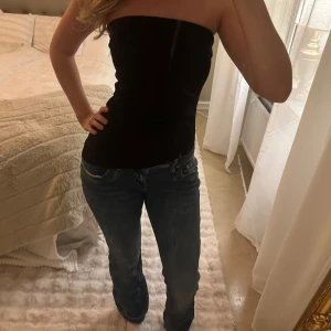 Blåa ltb jeans valerie - Ett par blåa lågmidjade ltb jeans, passar mig som har 27 men de står 29 dom är dock tvättade så dom sitter som 27☺️ Även uppsprättade där nere men ingen som direkt syns😊I modellen valerie