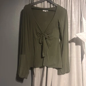 Olivgrön topp från DesignSi - Säljer denna fina topp från design by si❤️