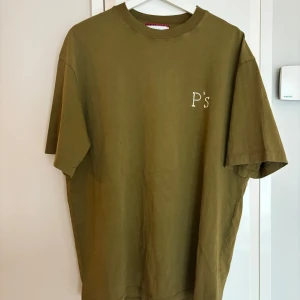 T-Shirt från President’s - En lite oversized t-shirt från italienska President’s använd 1 gång därför i mycket bra skick. Köpt på klädbutiken Jupiter. Materialet är extremt skönt och lätt, man känner att den är gjord av kvalitet. 