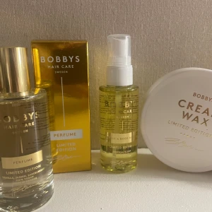 Parfym, body mist, cream wax - Exklusiv parfym från Bobbys Hair Care i en elegant glasflaska med gulddetaljer. Doften är en limited edition och kommer i en lyxig guldfärgad förpackning. Perfekt för den som vill ha något unikt och stilfullt. Även en hair and body mist och en cream wax till håret. Alla är helt oanvända och kom i årets julkalender. 150 kr för parfymen, 100 kr för body mist, 50 kr cream wax. Eller allt för 220