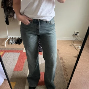 Blå jeans från Zara - Snygga blå jeans från Zara med en klassisk straight fit. De har en hög midja och är perfekta för en avslappnad stil. Tillverkade i ett slitstarkt denimtyg som ger en tidlös look. Knappt använda
