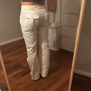 Vita cargo byxor från Murphy&Nye - Snygga vita byxor från Murphy&Nye. Byxorna har praktiska fickor och en knappdetalj baktill. Osäker på storleken passar mig som har 34 . Pris kan alltid diskuteras 😊