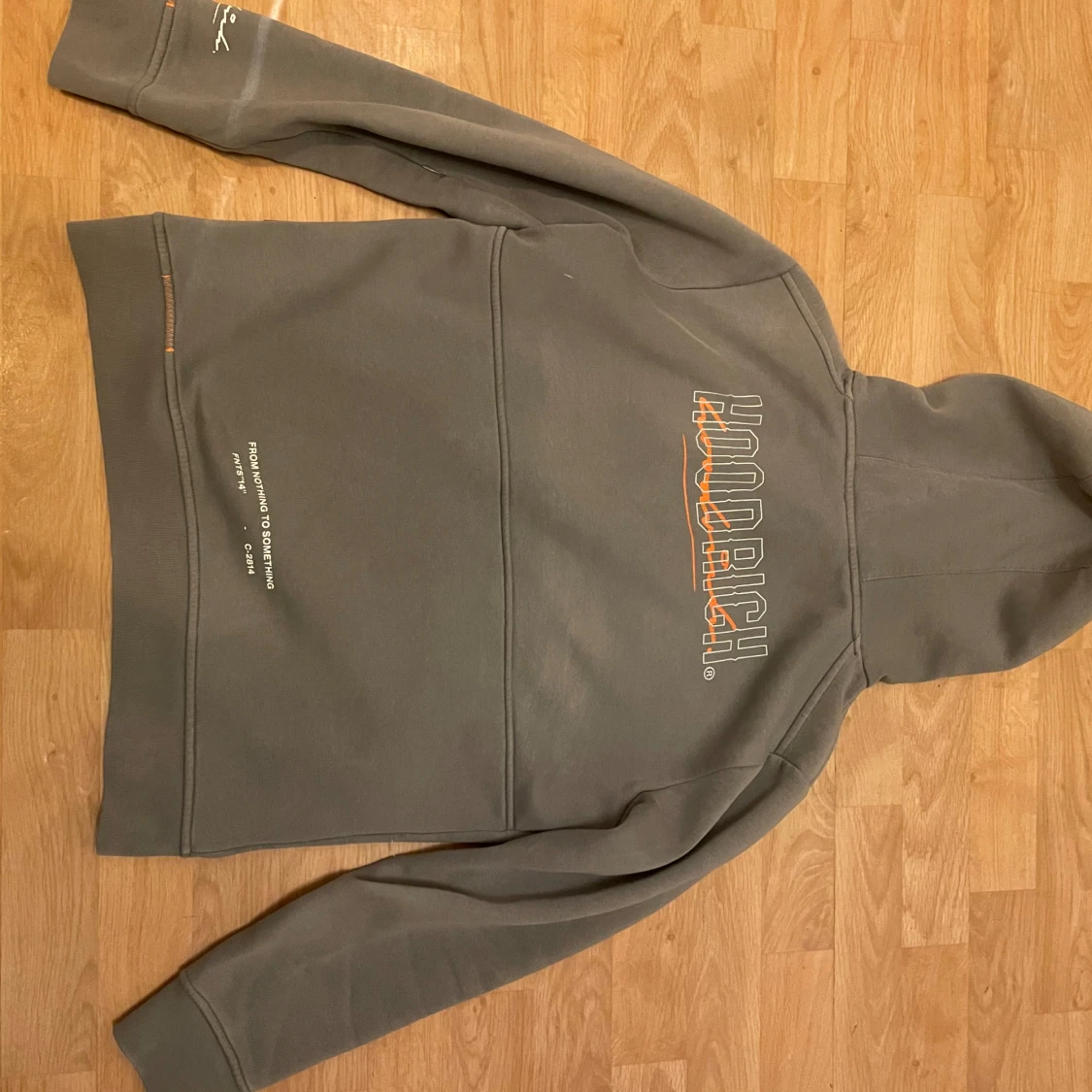 Grå hoodie från Hoodrich - 1