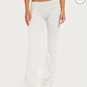 Brandy Melville yoga pants - Snygga ljus gråa mjukisbyxor med bootcut och låg midja. Perfekta för en avslappnad stil. Tillverkade i mjukt material för extra komfort.