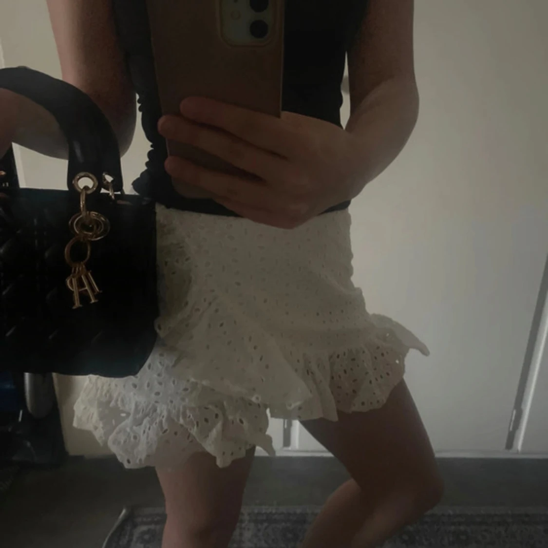 Vit kjol med volangdetaljer - 1