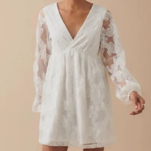 Vit spetsklänning med v-ringning - Säljer min studentklänning i storlek XS, passar perfekt på mig som är en S/M. Slutsåld på Gina Tricot. I super bra skick, endast använd på studenten. Pris kan diskuteras💗