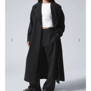 Söker kappa! - Söker en svart kappa som är extra lång, helst så som på bilden då jag är 174cm och vill ha den så lång som möjligt! Har stl 38/40 ungefär, Skicka gärna bilder om det är någon som du har hemma och vill sälja!☺️🙏🏼