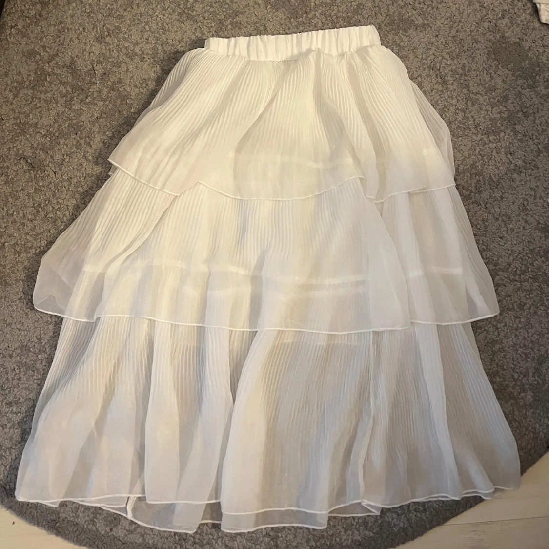 Vit  kjol med volanger - 1