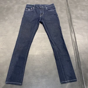 Jacob Chohën Jeans - Snygga mörkblå jeansbyxor med klassisk femficksdesign och kontrasterande sömmar. Tillverkade i Italien med högkvalitativt. Inga tecken alls på användning utan jag har bara provat de några fåtal gånger. Nypris 5000kr! Priset kan diskuteras och det är bara att höra av sig vid någon fundering.