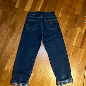 Blåa jeans från Carhartt - Knappt använda, storlek 27 men känns större