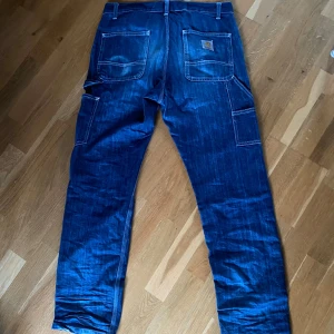 Blå arbetsbyxor från Carhartt - Okej skick