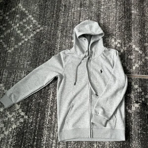 Ralph Lauren kofta - Helt ny, Storlek M men sitter slim så någon med S skulle passa 100%, säljer för den satt för litet. Pris kan diskuteras