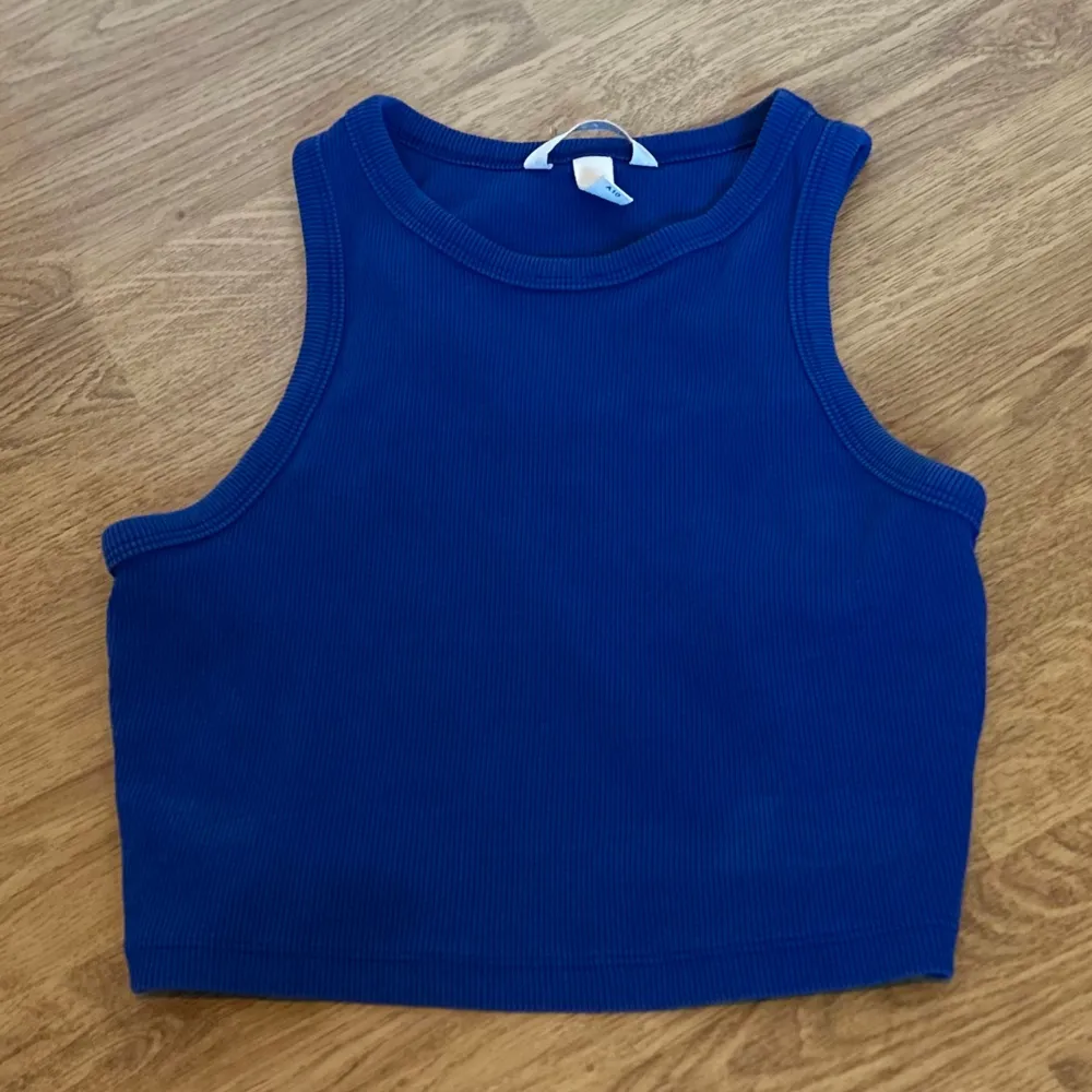 Fint blått ribbat linne från H&M! Säljer då det är för litet. Färgen har fadeat lite på vissa ställen vilket syns på bilden men det är så lite så inget man tänker på!💖☺️. Yläosat.
