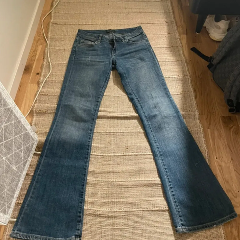 Säljer as snygga lågmidjade bootcut jeans, midja mätt platt: 36cm, innerbenslängd: 77cm 💞. Farkut & Housut.