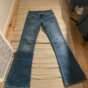 Lowwaist vintage bootcut jeans - Säljer as snygga lågmidjade bootcut jeans, midja mätt platt: 36cm, innerbenslängd: 77cm 💞