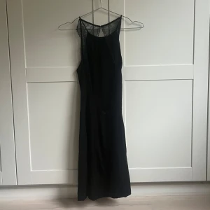 Svart klänning  - En jättefin svart klänning från Samsøe Samsøse🫶🏻💕Superfin till fest men också till vardags⭐️Köptes för 1000kr och säljer för 300kr. 300kr + frakt