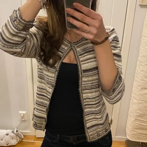 Randig trekvartsärmad kofta  - Superfin och glittrande trekvartsärmad kofta med massa fina detaljer💞