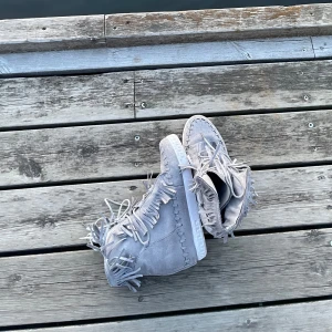 Grå fransskor med kilklack - Intressekoll på mina populära grå fransskor med kilklack och snörning endast använda två gånger!  Skulle säga att de är sanna i storlek kom gärna med bud privat