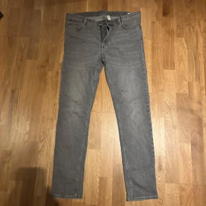 Weekday jeans - Gråa jeans från weekday i modellen SUNDAY i storlek W31/L32 knappt använda 