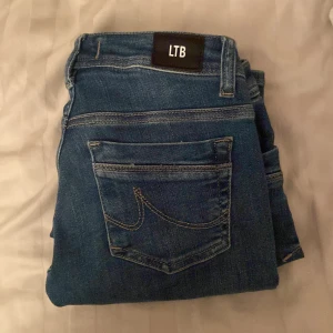 säljer mina populära LTB jeans!! - Köpta för 800kr. Slutsålda nästan överallt💖Jättebra skick och inte använda så många gånger☺️Byxorna är i storlek 25x30 och passar en i 160 längden, hör av er för fler bilder!!💖💖