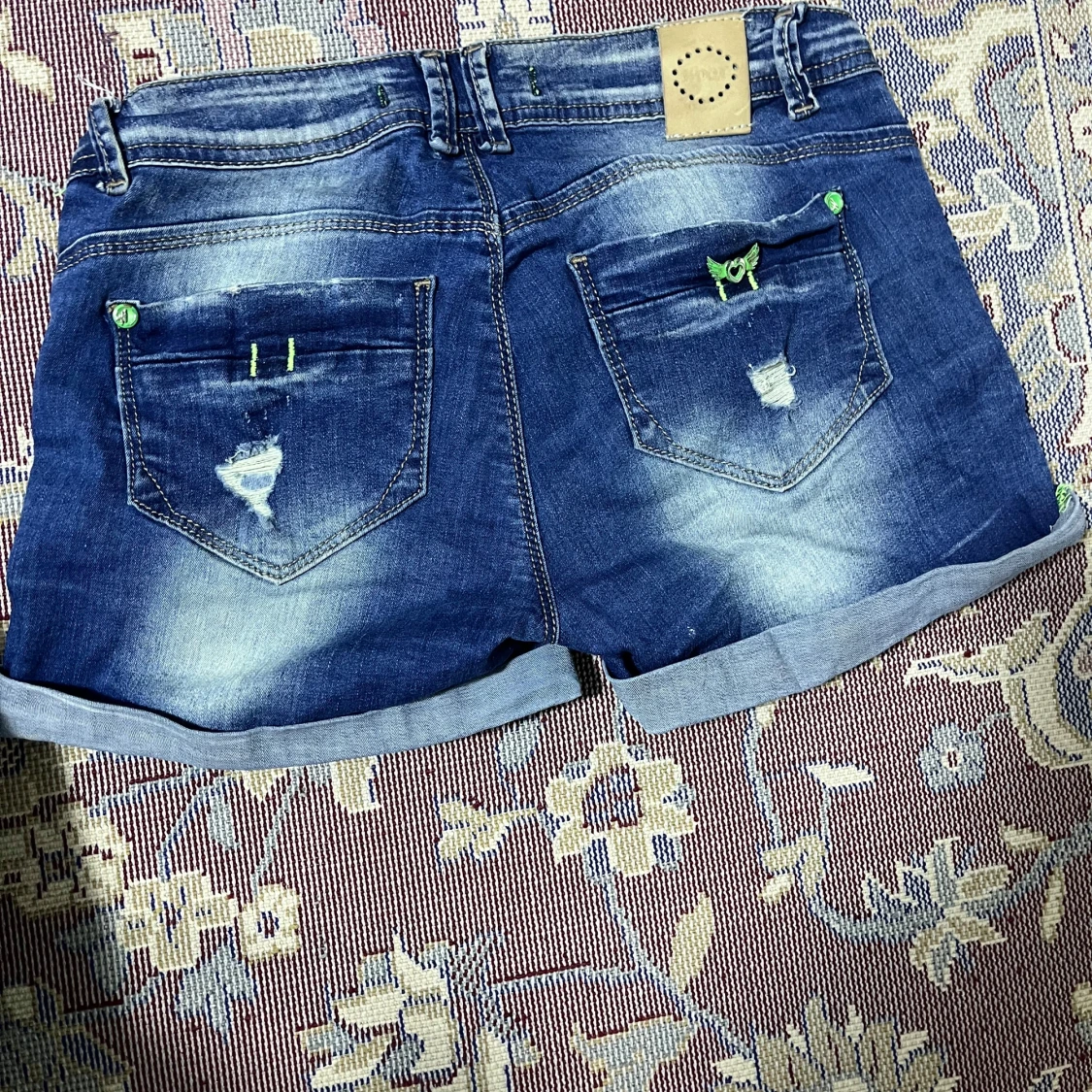Blå jeansshorts med neon detaljer - 90