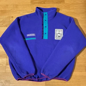 Vintage Columbia fleece OS '94 - Unik Vintage Columbia fleece från OS i lillehammer 1994. Väldigt sällsynt och i perfekt skick. Passar L, modell på bilden är 186cm