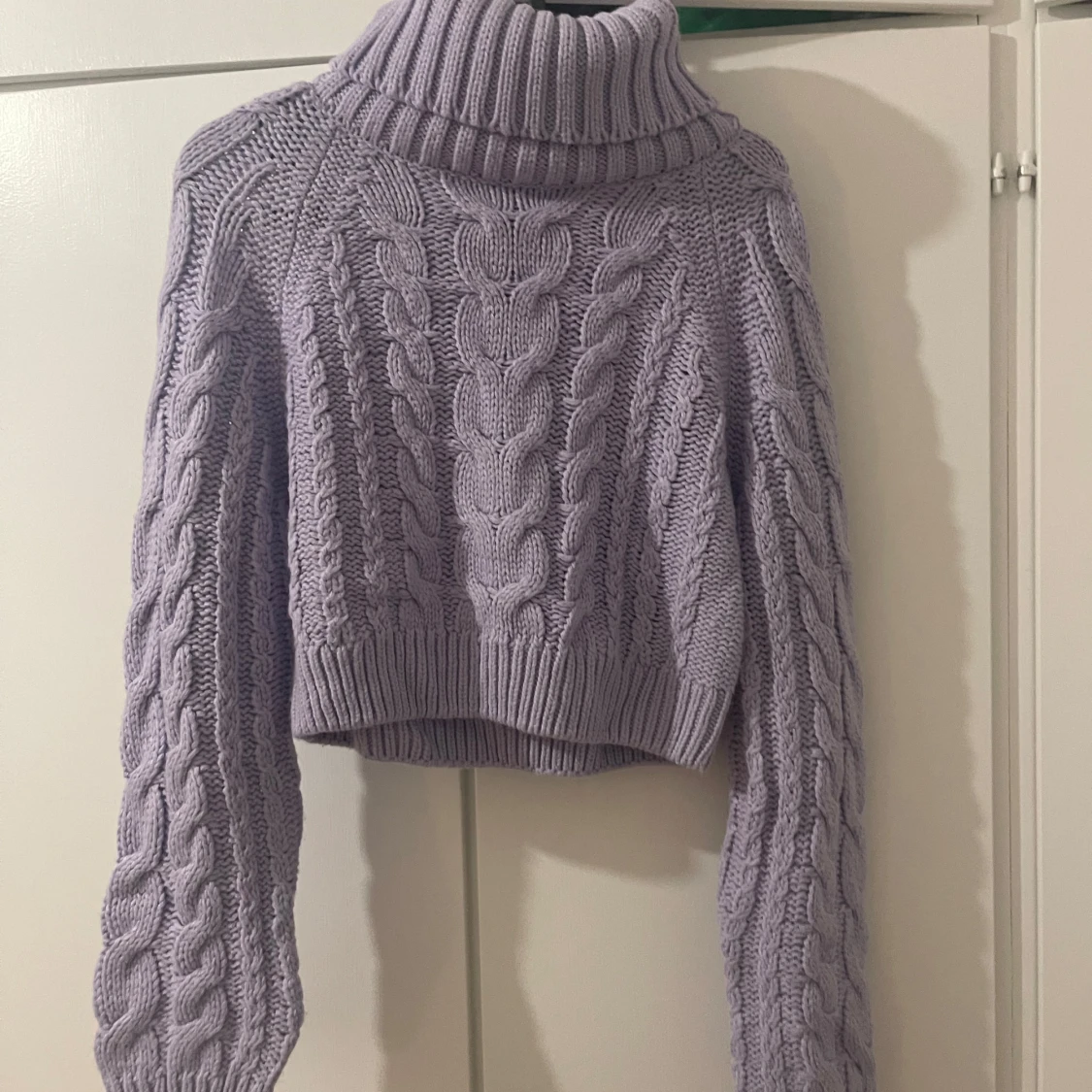 Ljuslila stickad polotröja från Gina Tricot - 90