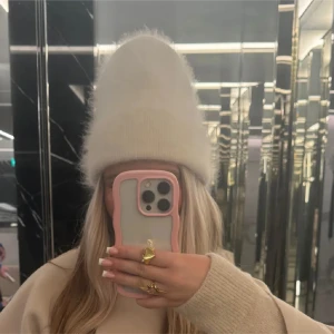 Beige-Rosa Angora Mössa - Helt ny, aldrig använd🤍 Så mysig och skön nu under vintern, den sticks inte. Finns även i vit & svart | Kom jättegärna med prisförslag!🫶🏼❄️