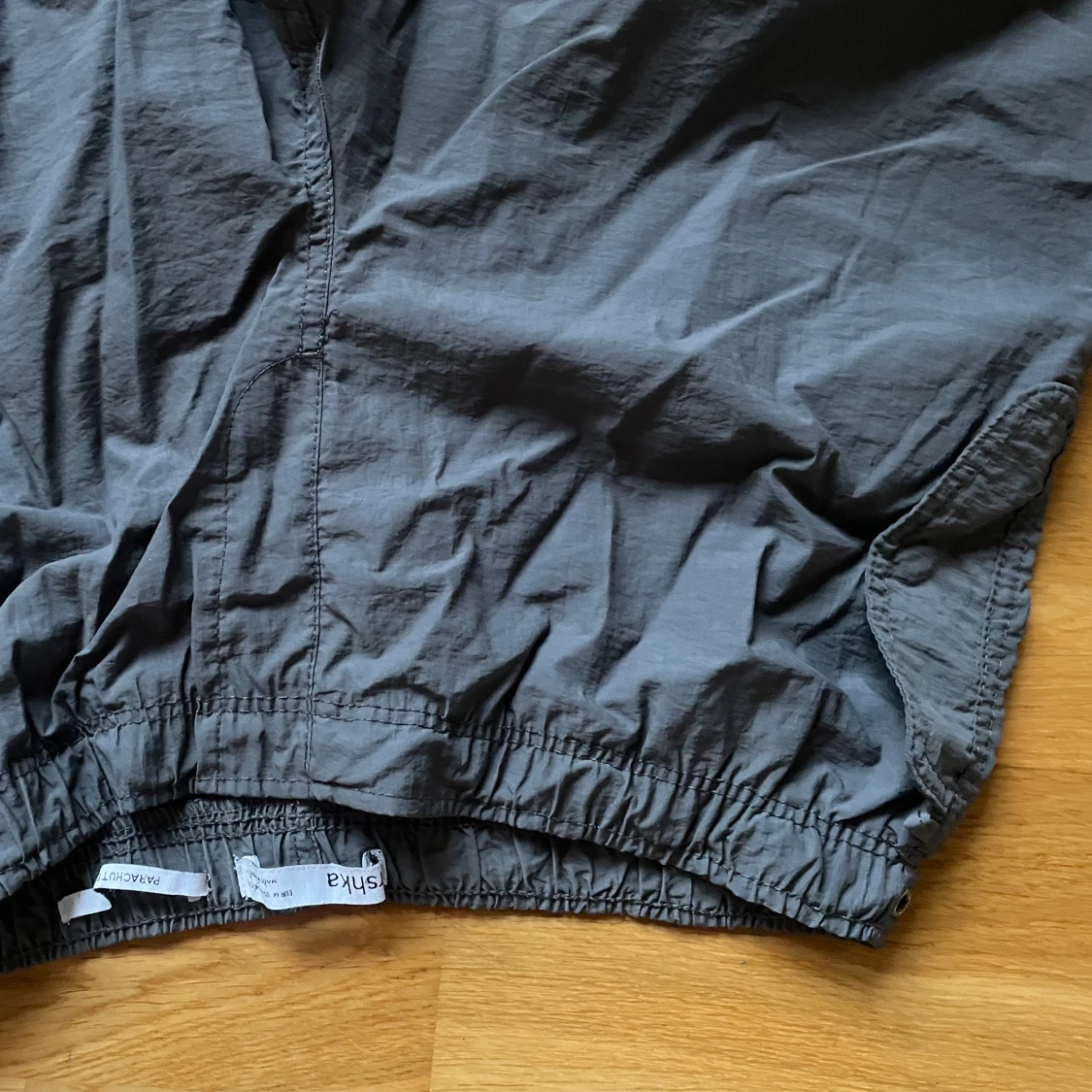 Grå byxor med resår och snörning - 91