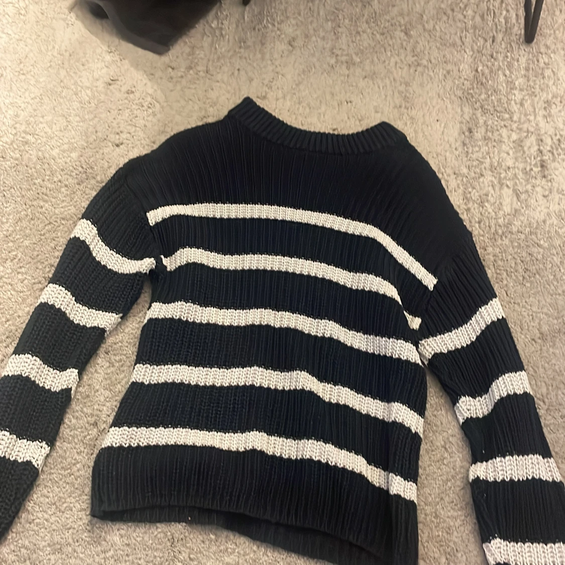 Mörkblå och vit randig stickad tröja från 157