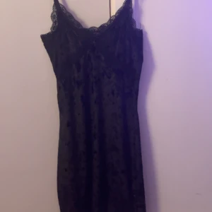 Svart sammetklänning från H&M Divided - En svartklänning med fin design på framsidan, baksidan och i slutet av klänningen (finns i bilderna). Storlek XS och är ganska tajt. Står ej för frakten och skriv om ni vill se på ❤️☺️