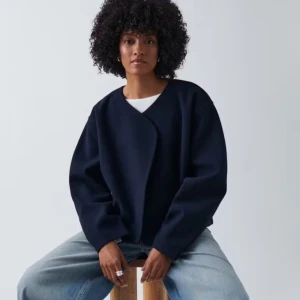 Mörkblå kappa - Snygg mörkblå kappa. Perfekt för en stilren look. Passar bra till både jeans och mer uppklädda outfits. Använd ett fåtal gånger och är så gått som ny skick💕