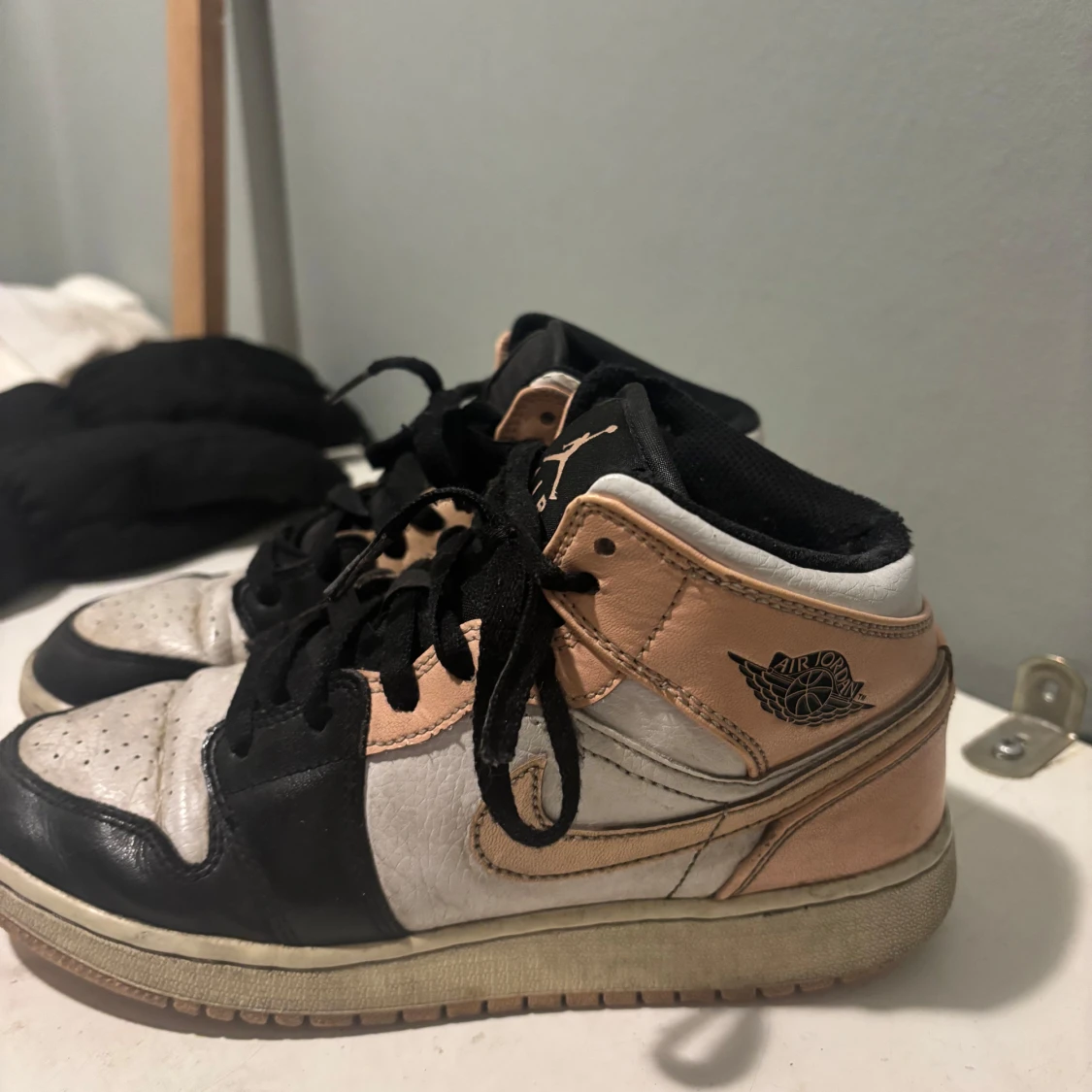 Nike Air Jordans i svart och beige - 91