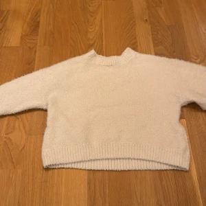 Beige stickad tröja - Mysig beige stickad tröja med rund hals och långa ärmar. Lappen har gått av men den är från Lindex och jag skulle säga att den är 120-128 i barn storlek 🌸
